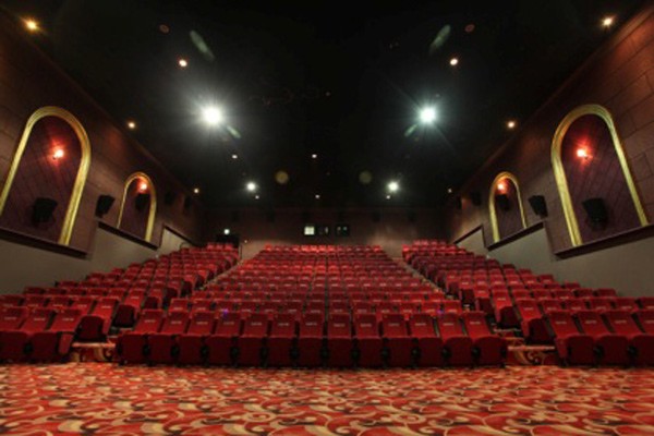 Tuy nhiên, với sự phát triển các rạp thuộc sở hữu của nhà nước đầu tư tiền tỷ cho các phòng chiếu 3D và chọn giải pháp cạnh tranh bằng giá vé. Thêm vào đó, các hệ thống rạp chiếu phim tại trung tâm thương mại, chung cư cao cấp ra đời như: Platinum Cineplex (tòa nhà The Garden, Mễ Trì, Hà Nội) hay Lotte Cinema Landmark (tại Keangnam),… với dịch vụ tốt, sân chơi đa dạng, phòng chiếu khá rộng và đẹp khiến Megastar dần mất vị trí “thượng phong”.